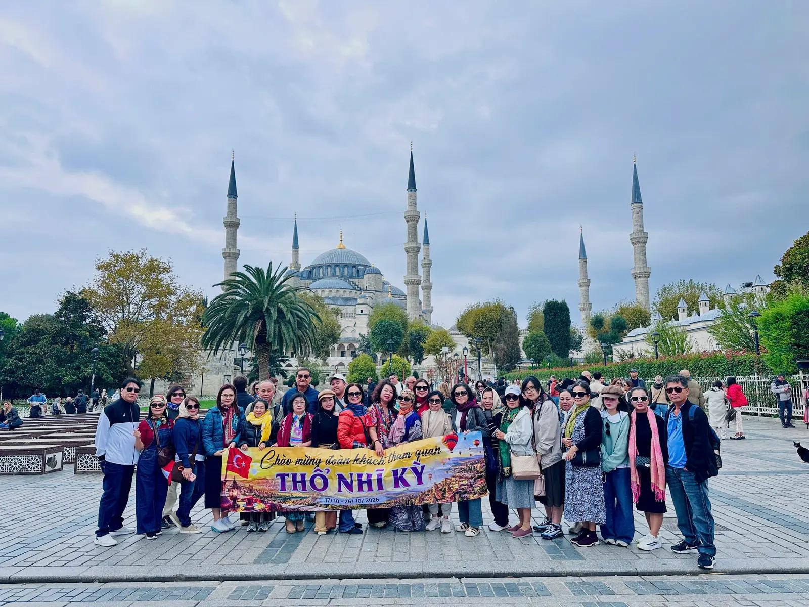 Đoàn khách check-in quảng trường Thánh đường Xanh - Tour Thổ Nhĩ Kỳ Konya Cappadocia