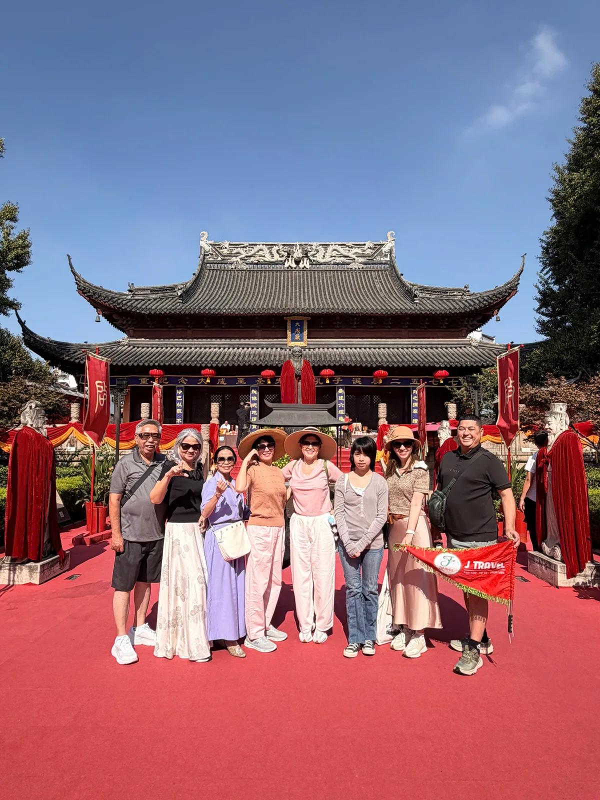 Đoàn khách tại Phu Tử Miếu Nam Kinh - Tour Nam Kinh Thượng Hải