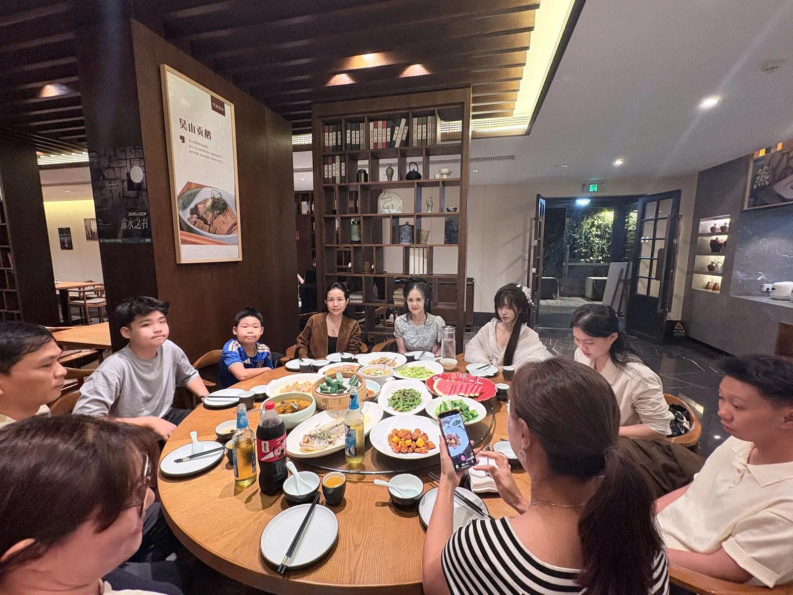 Đoàn khách dùng bữa tại nhà hàng - Tour Thượng Hải No Shop