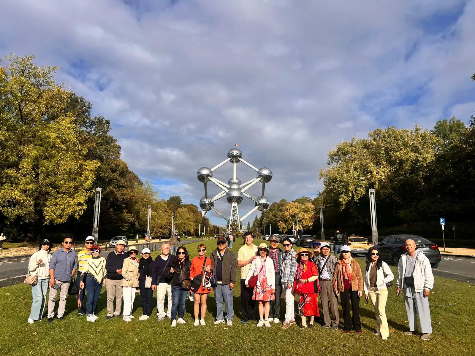 Đoàn khách bên công trình Atomium Brussels - Tour Châu Âu