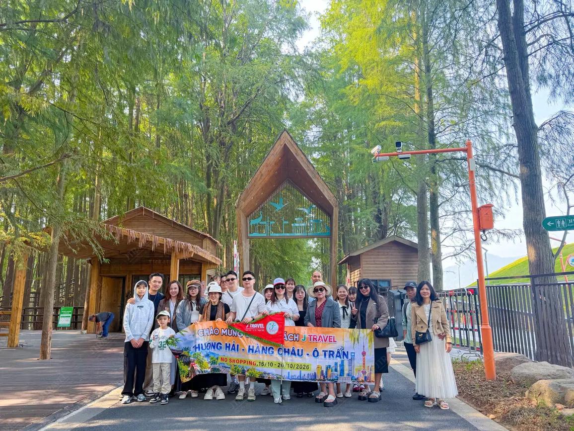 Đoàn khách check-in khu rừng thủy sam - Tour Mono Thượng Hải