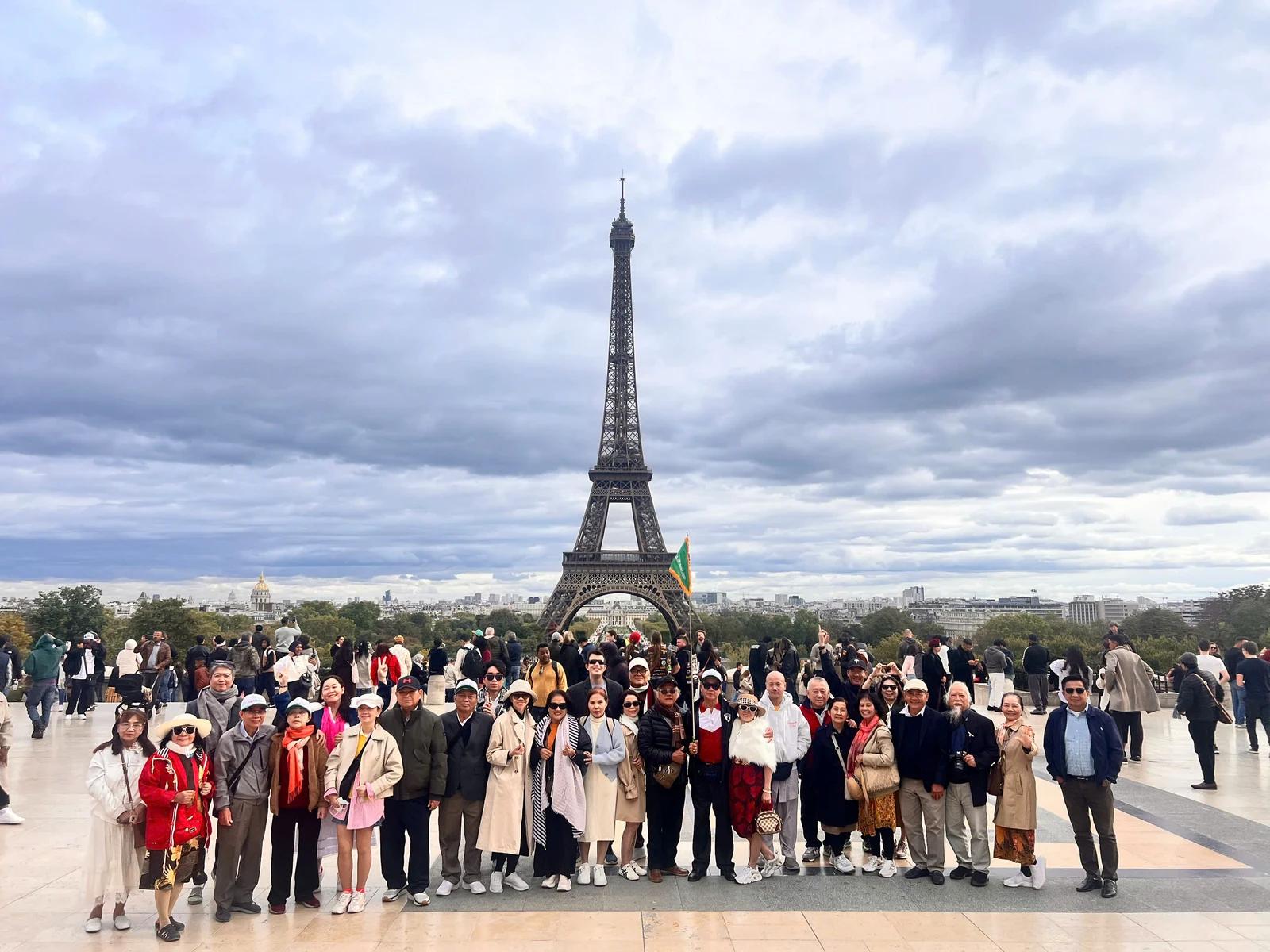 Đoàn khách check-in tháp Eiffel Paris - Tour Châu Âu