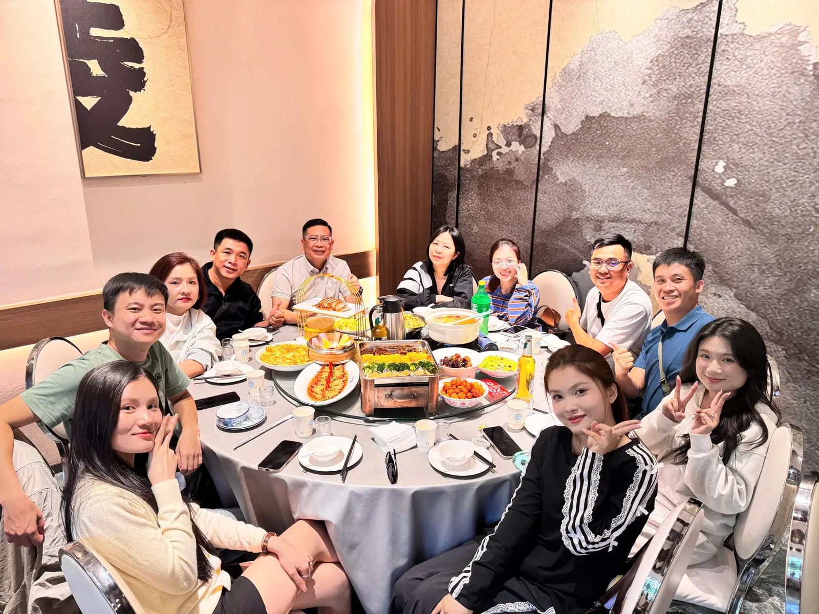 Đoàn khách dùng bữa tại nhà hàng - Company trip MB Bank Trung Quốc