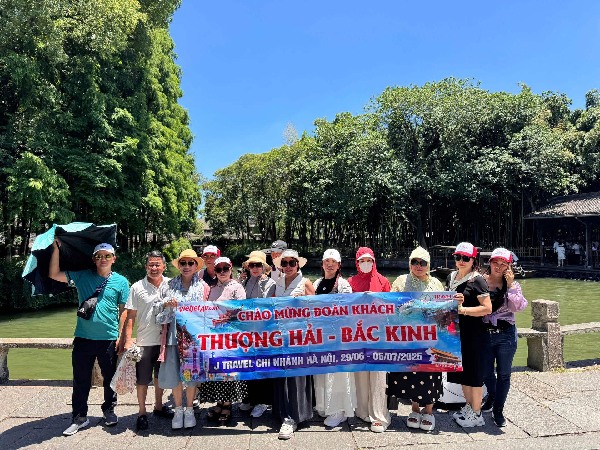 Hinh-anh-tour-thuong-hai-bac-kinh-o-tran-hang-chau-jtravel