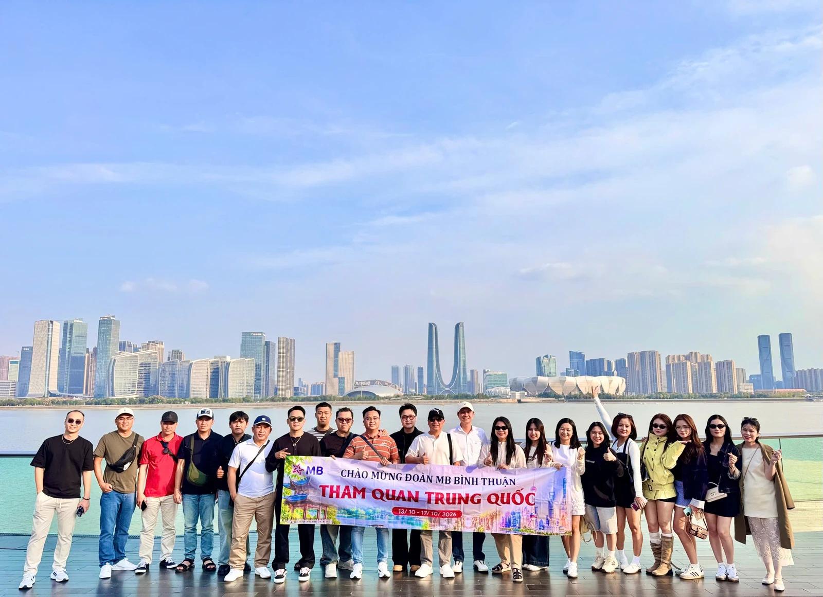 Đoàn khách check-in sông Tiền Đường Hàng Châu - Company trip MB Bank Trung Quốc