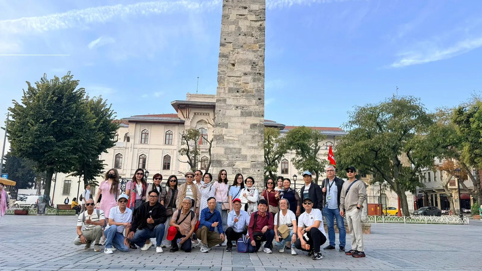 Đoàn khách tại quảng trường Sultanahmet Istanbul - Tour Thổ Nhĩ Kỳ Konya Cappadocia