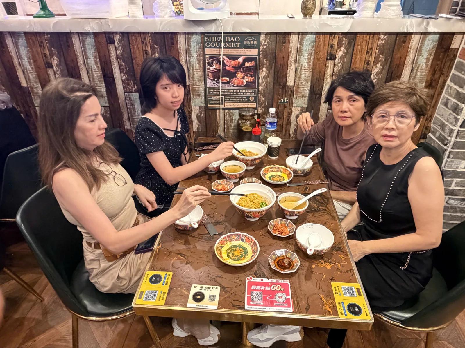 Đoàn khách thưởng thức mì địa phương - Tour Nam Kinh Thượng Hải