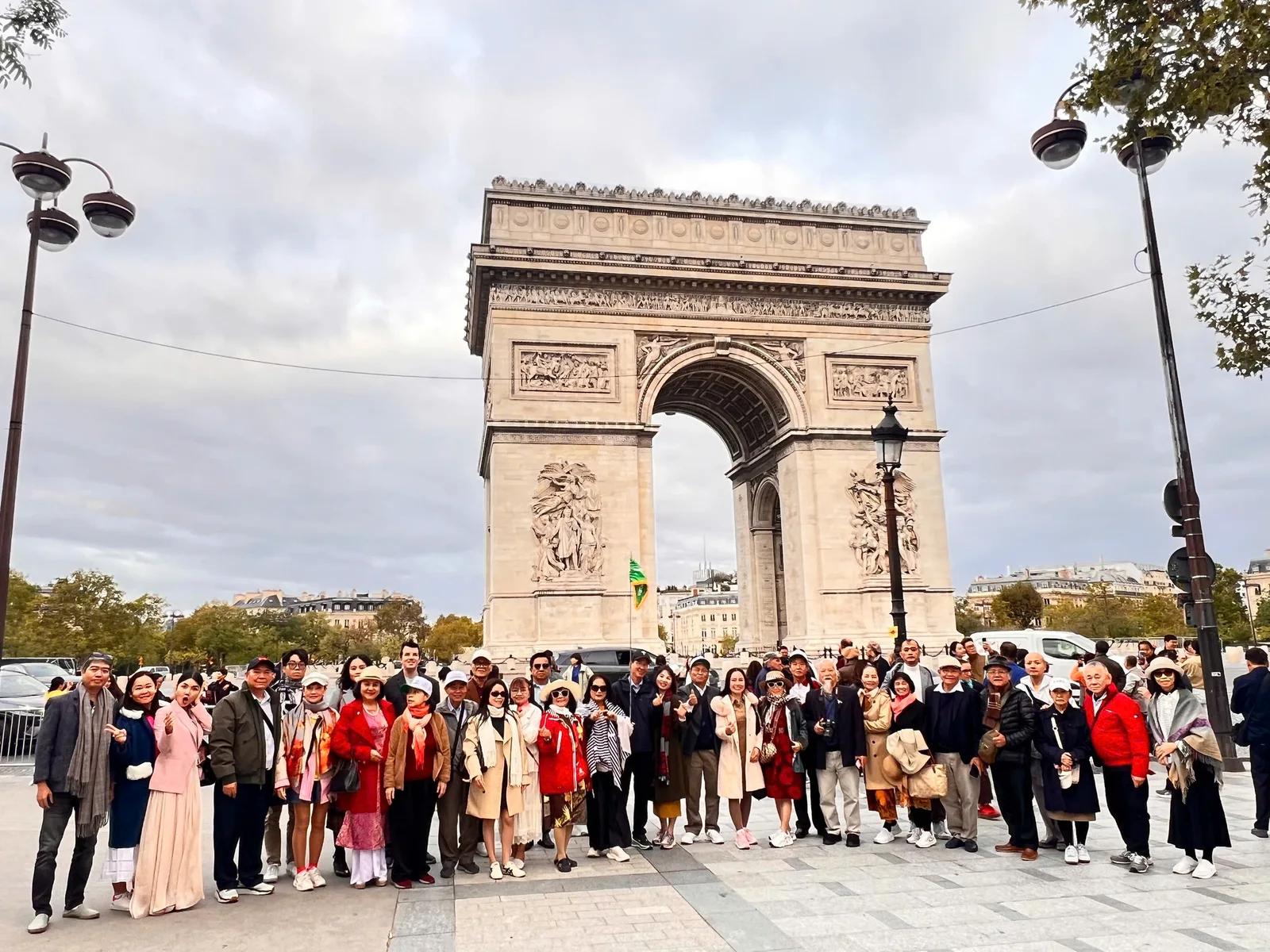 Đoàn khách tại Khải Hoàn Môn Paris - Tour Châu Âu
