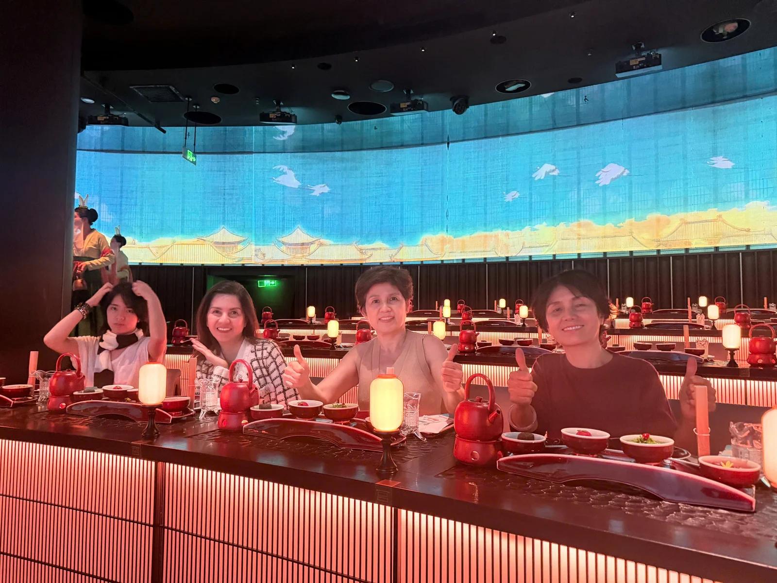 Đoàn khách thưởng thức dinner show - Tour Nam Kinh Thượng Hải
