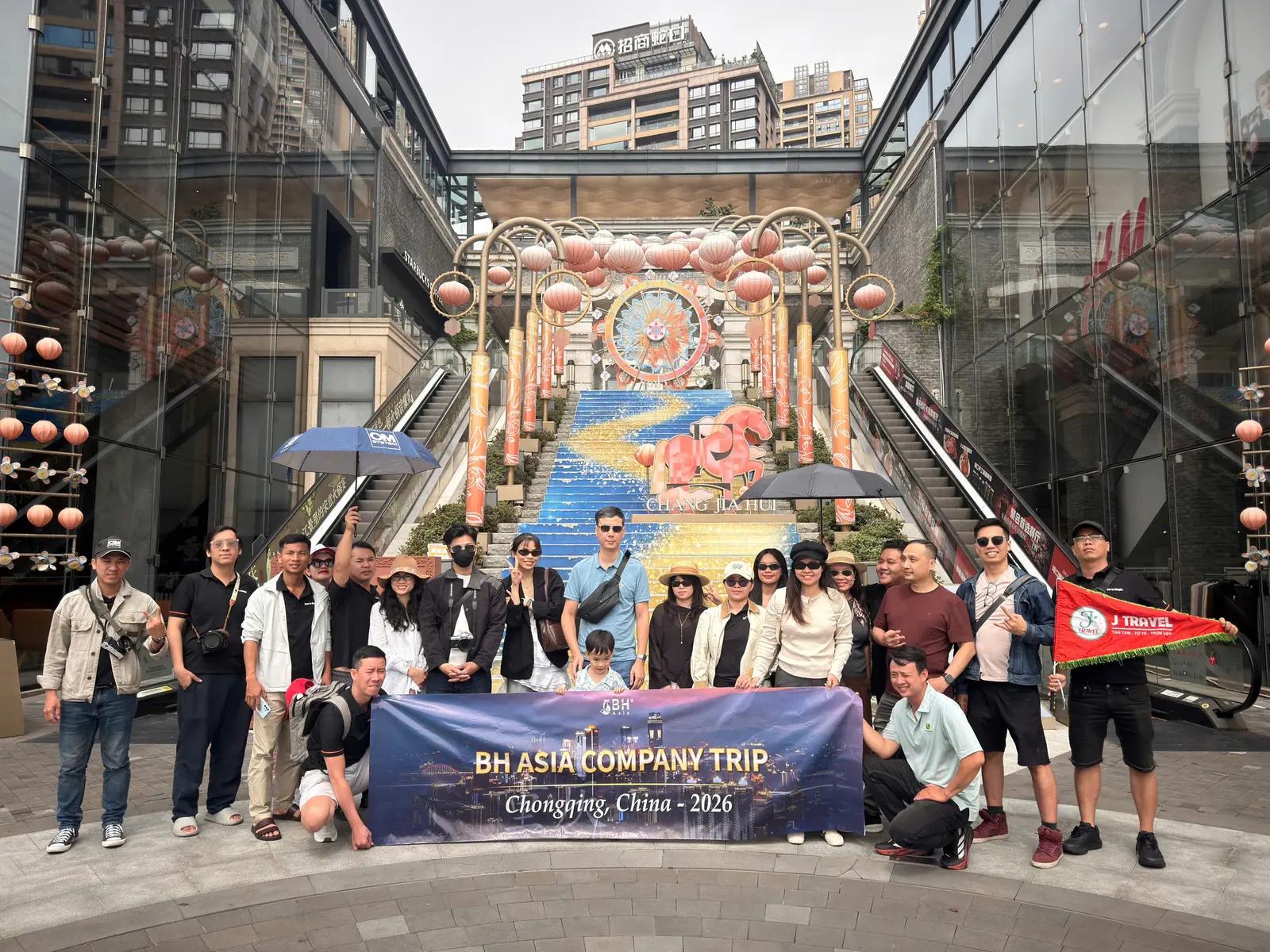 Đoàn BH Asia dạo phố Trùng Khánh - Company trip Trùng Khánh BH Asia