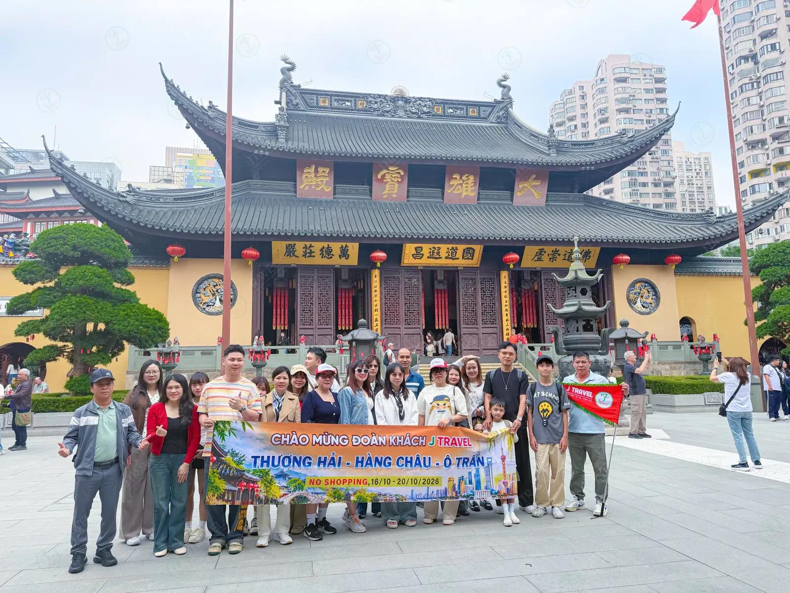 Đoàn khách trước Đại Hùng Bảo Điện chùa cổ Thượng Hải - Tour Mono Thượng Hải