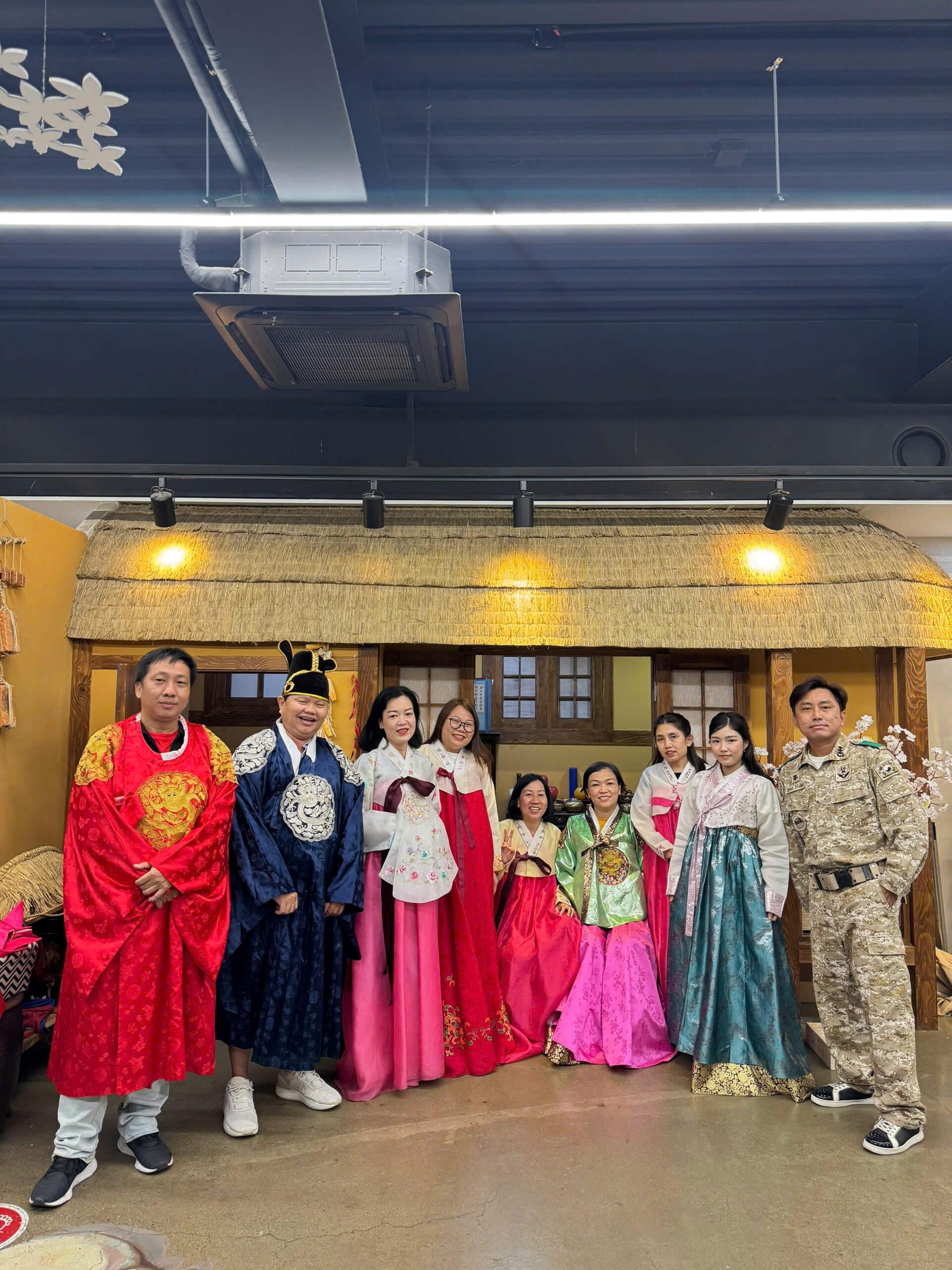 Mặc đồ Hanbok