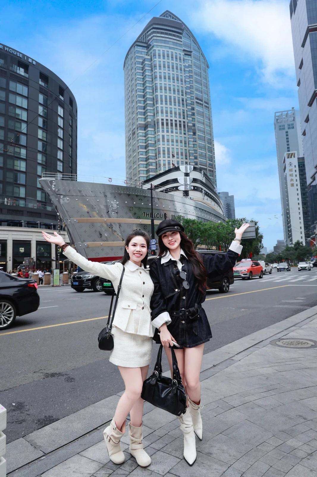 Du khách check-in khu tài chính Lục Gia Chủy - Tour Thượng Hải No Shop