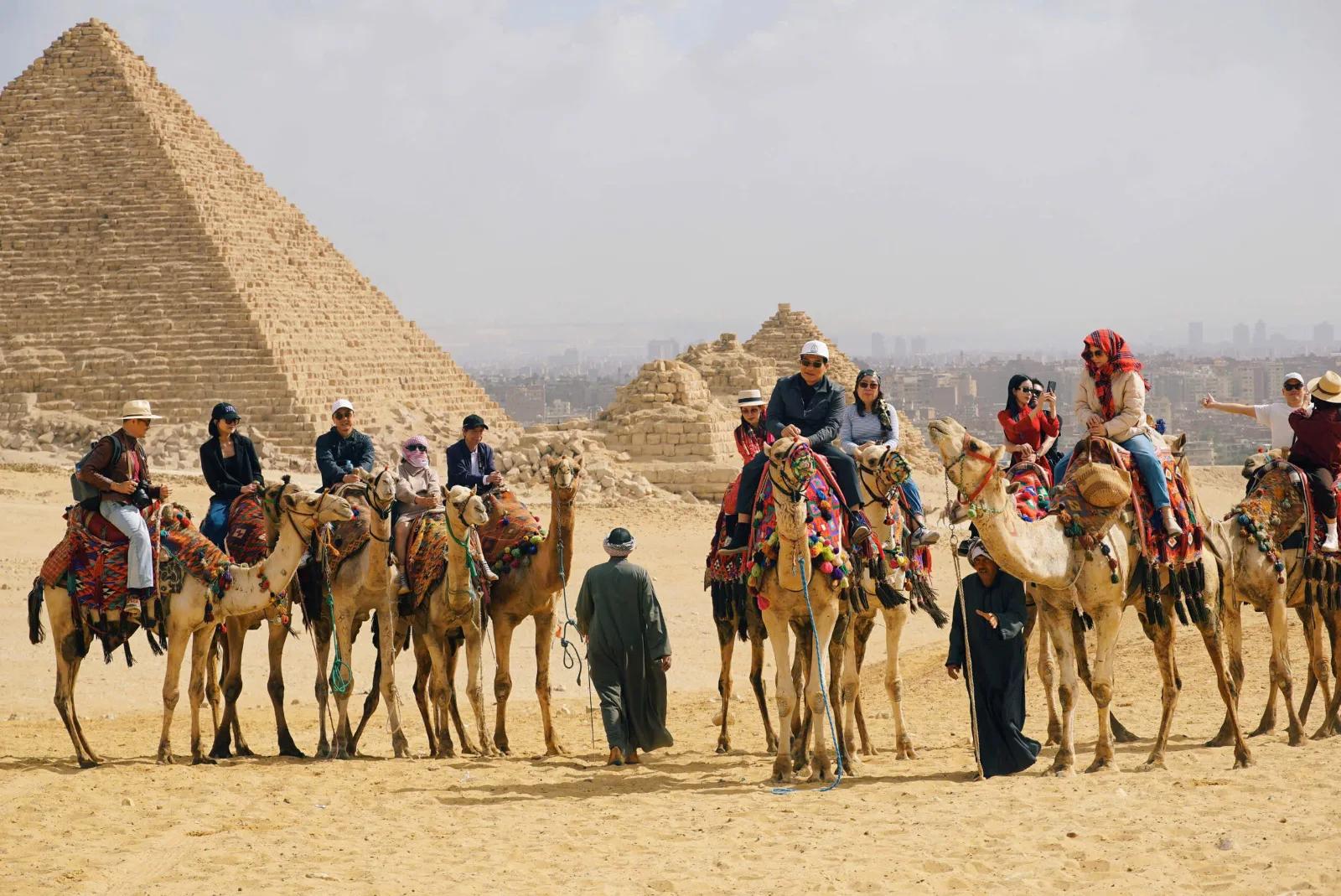 Đoàn J Travel cưỡi lạc đà trước Đại Kim Tự Tháp Khufu - Tour Ai Cập