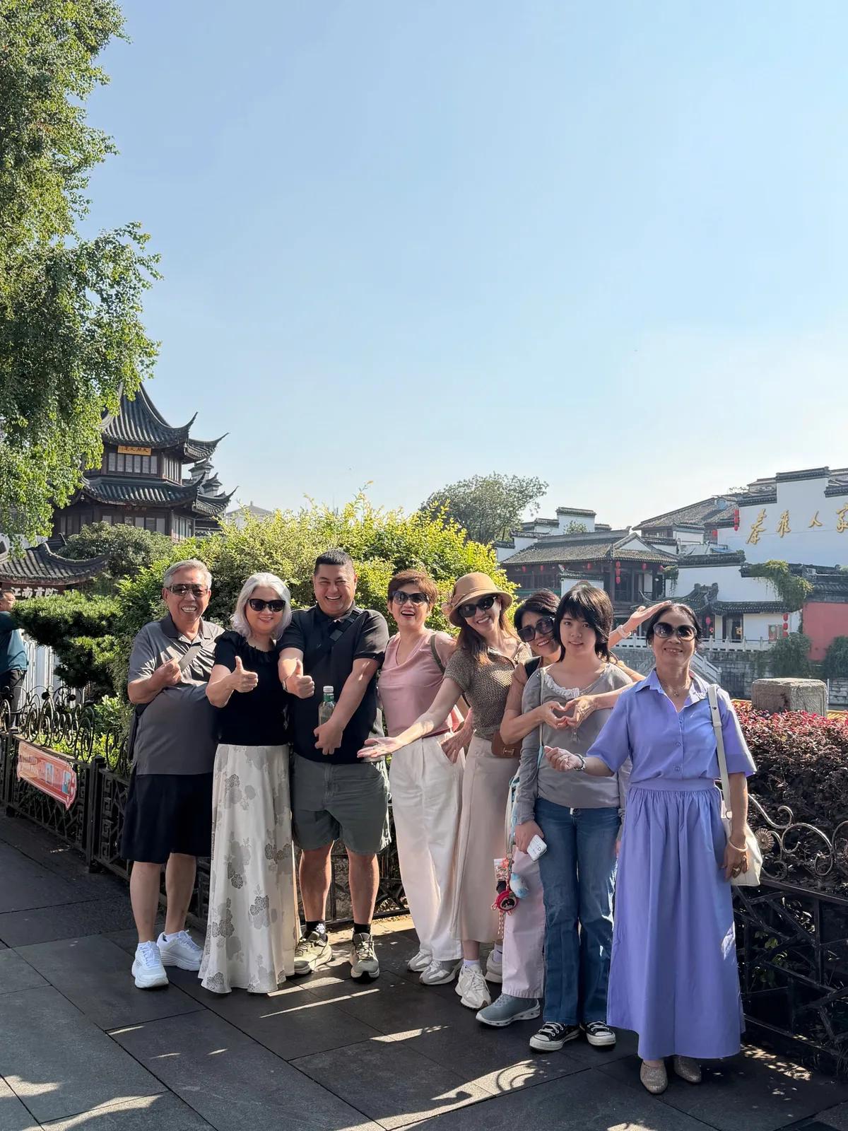 Đoàn khách bên sông Tần Hoài - Tour Nam Kinh Thượng Hải