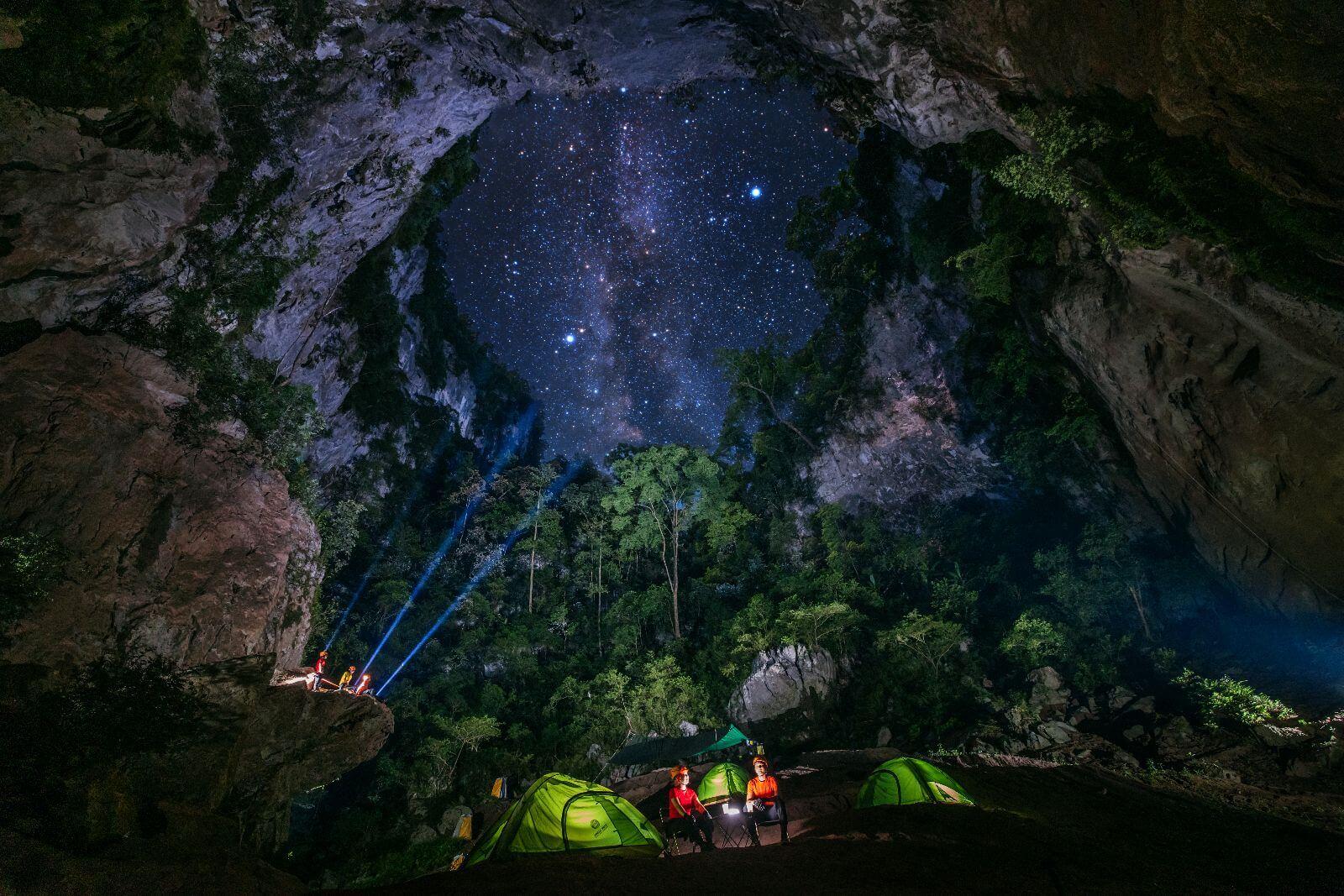 Tour Trekking: Chinh Phục Mạo Hiểm Đỉnh Cao Hố Sụt Kong