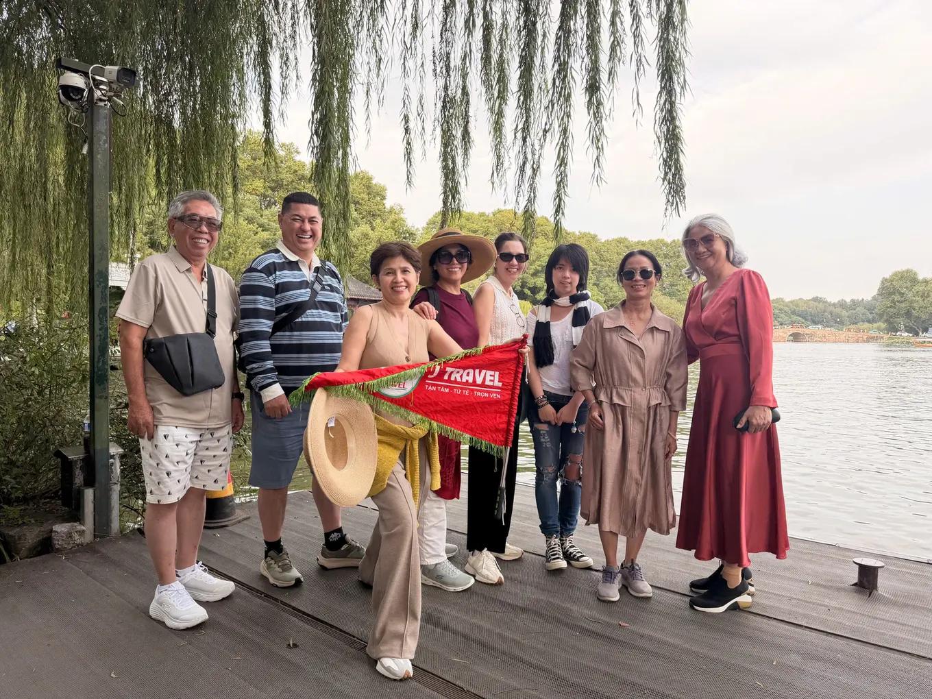 Đoàn khách bên hồ liễu Nam Kinh - Tour Nam Kinh Thượng Hải