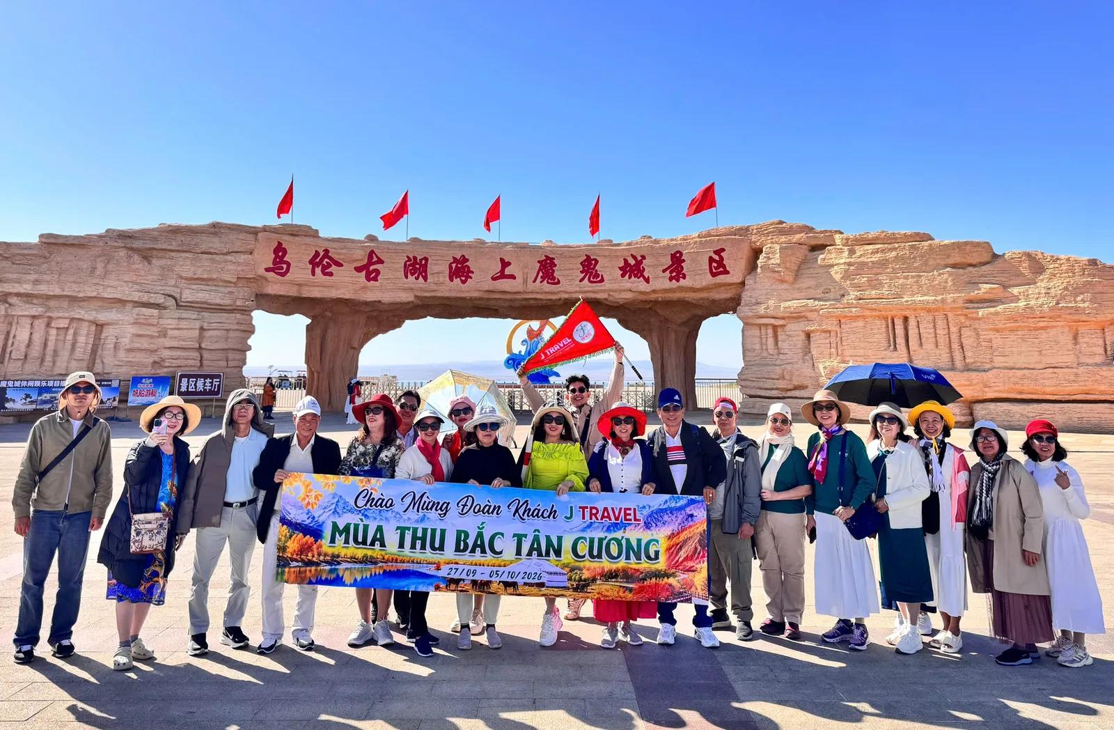 Đoàn khách tại Ma Quỷ Thành hồ Ulungur - Tour Bắc Tân Cương mùa thu