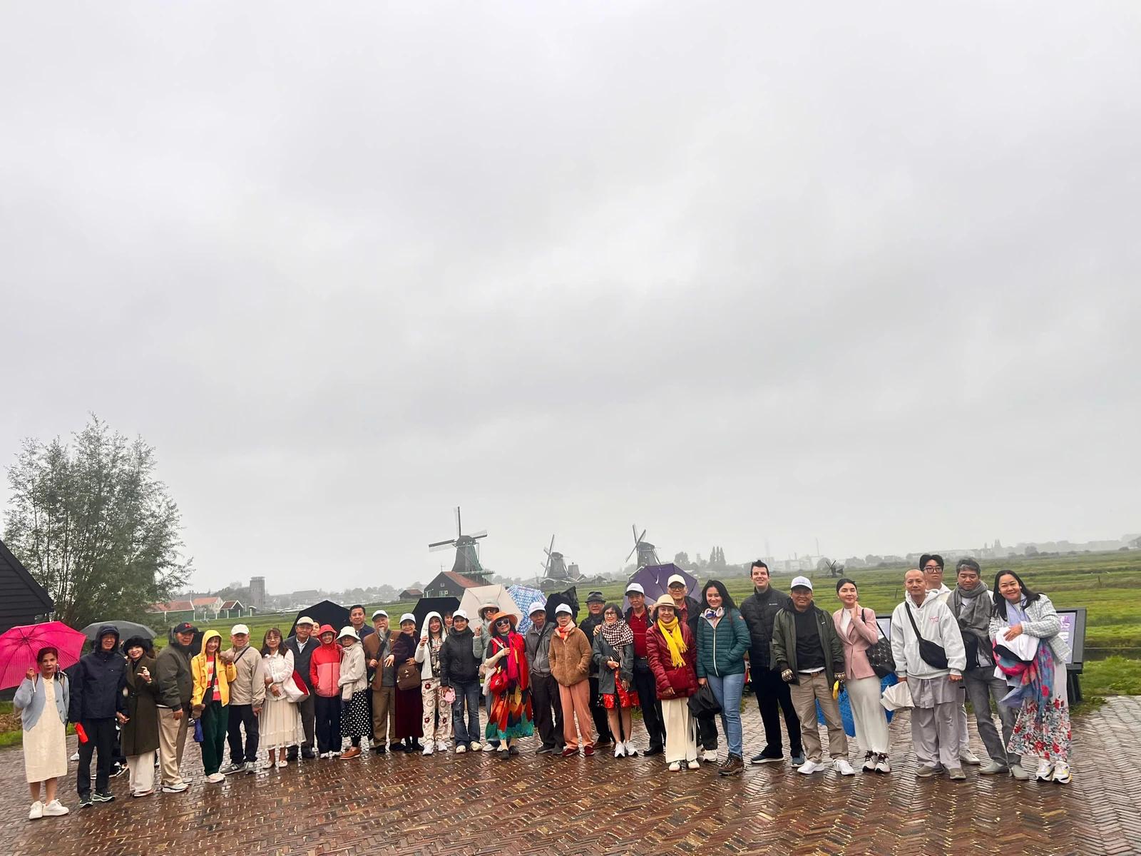 Đoàn khách tại làng cối xay gió Zaanse Schans - Tour Châu Âu