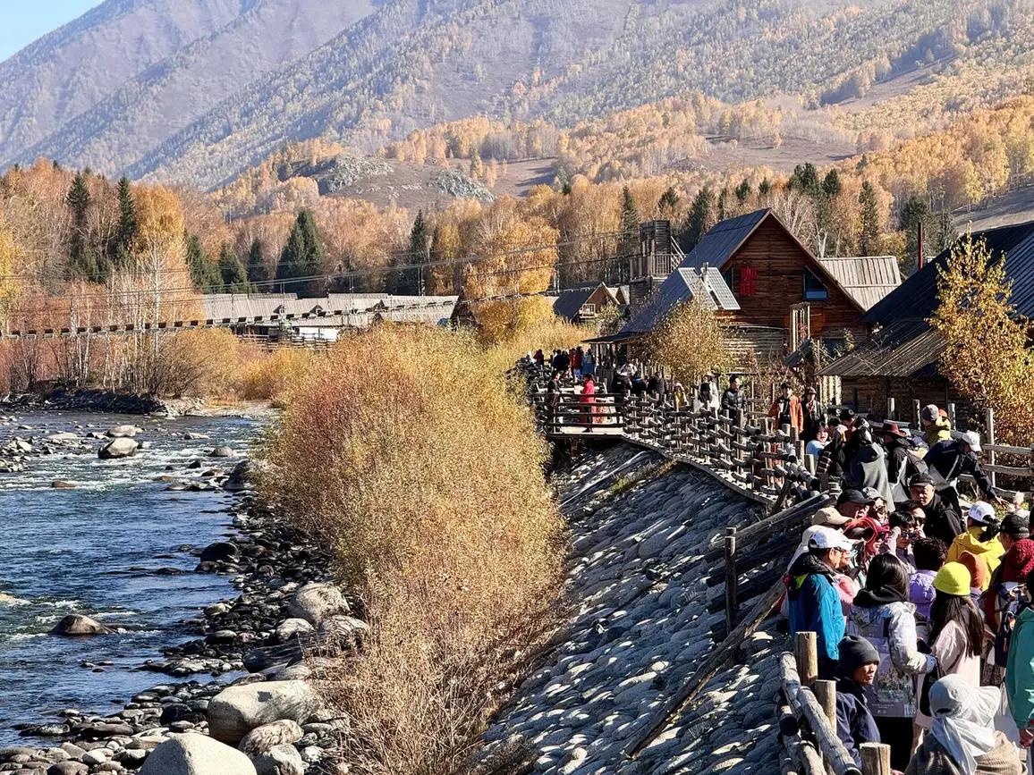Dòng sông làng cổ Hòa Mộc Hemu - Tour Bắc Tân Cương mùa thu