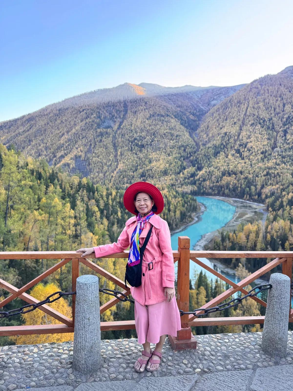 Vịnh Trăng Khuyết Kanas mùa thu - Tour Bắc Tân Cương mùa thu