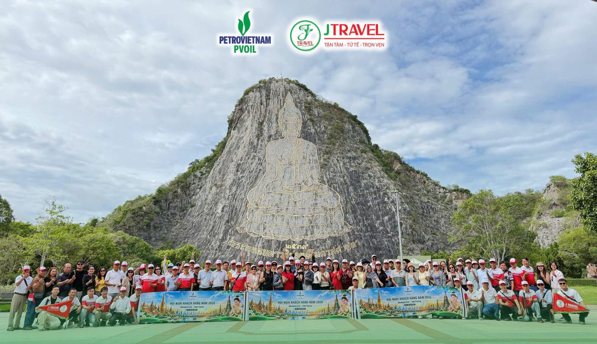 doan-200-khach-thai-lan-pvoil-phu-yen
