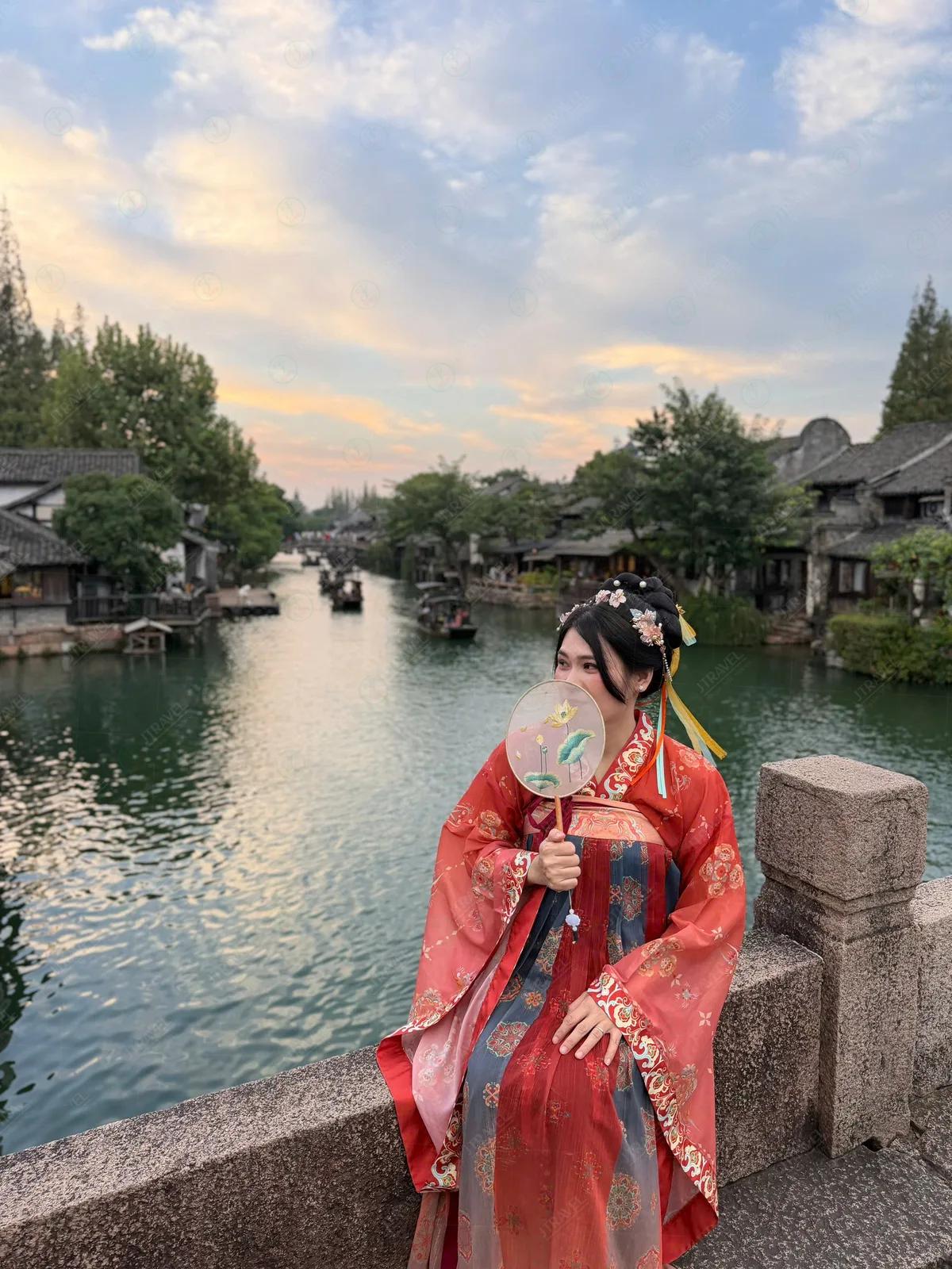Du khách Hán phục đỏ ngắm hoàng hôn bên kênh Ô Trấn - Tour Mono Thượng Hải