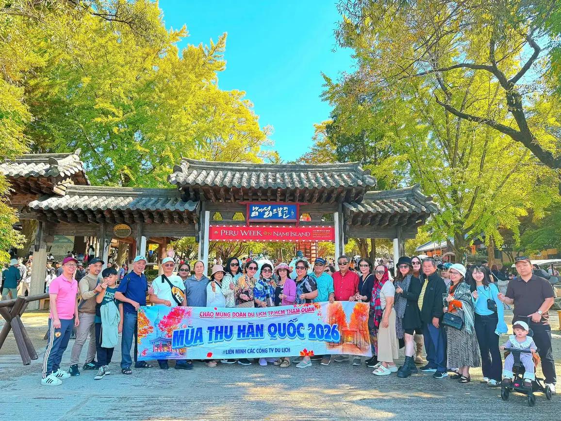 Đoàn khách check-in đảo Nami mùa lá vàng - Tour Hàn Quốc mùa thu