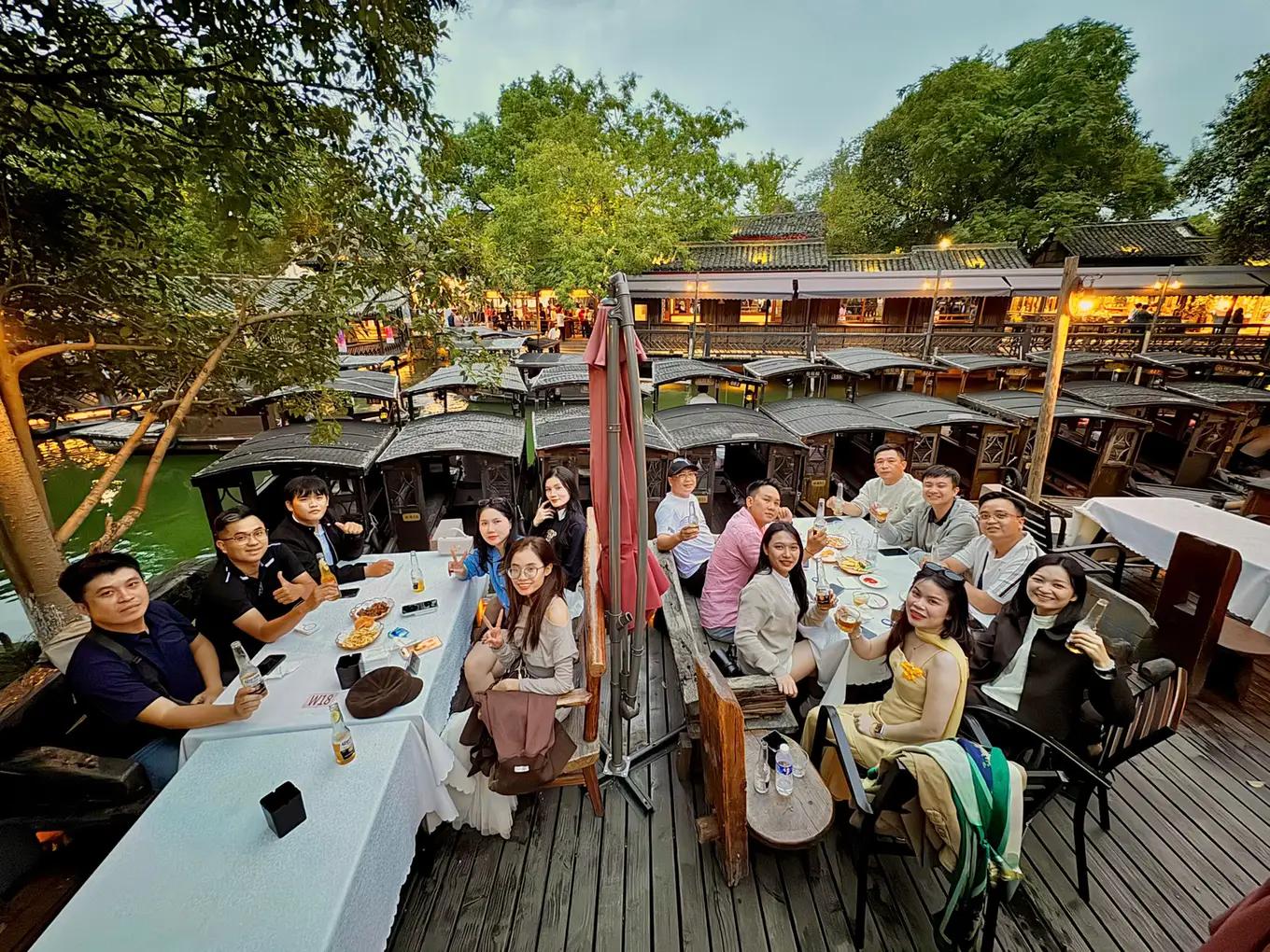 Đoàn khách dùng bữa ven kênh thủy trấn - Company trip MB Bank Trung Quốc