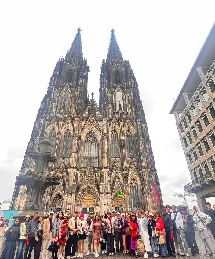 Tour Châu Âu Mùa Thu: Hình Ảnh Đoàn Khách J Travel Tại Ý – Thụy Sĩ – Pháp – Bỉ – Hà Lan – Đức