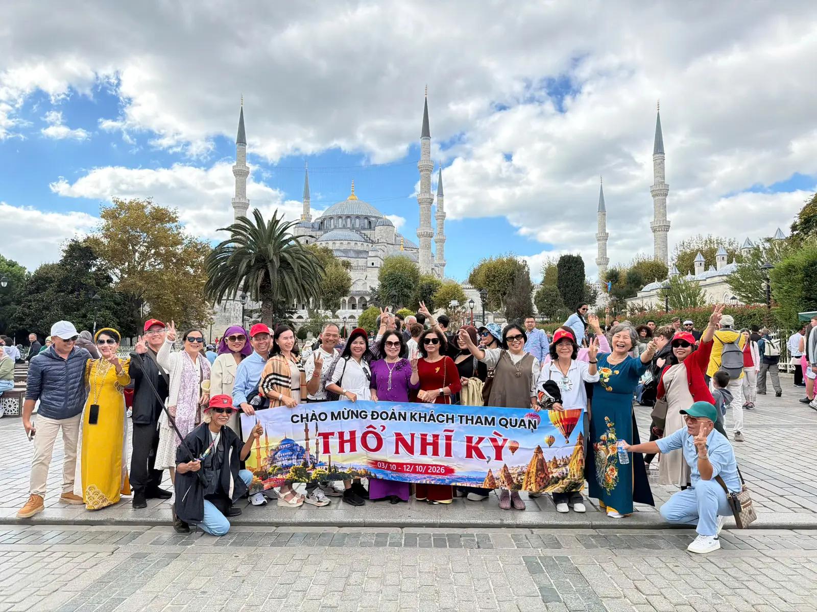 Đoàn khách trước Thánh đường Xanh Istanbul - Tour Thổ Nhĩ Kỳ