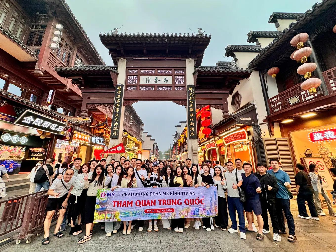 Đoàn khách tại phố cổ Phu Tử Miếu Nam Kinh - Company trip MB Bank Trung Quốc