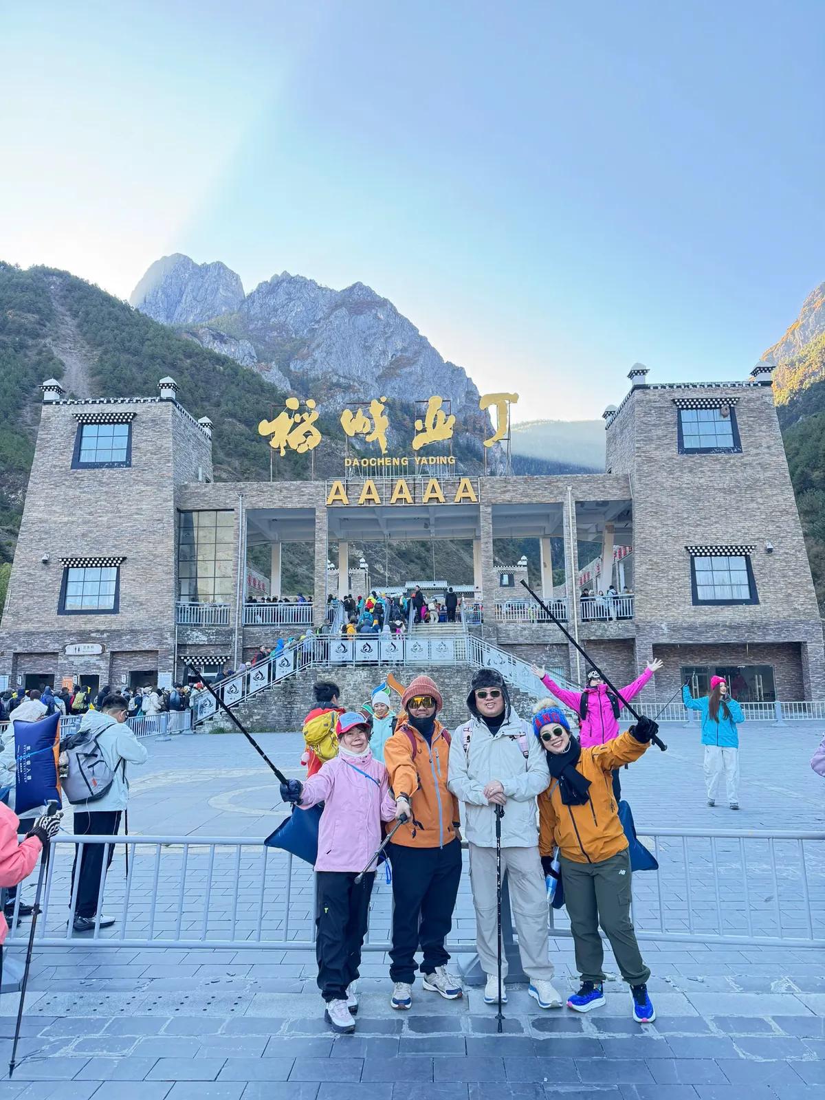 Du khách check-in cổng Á Đinh - Tour Đạo Thành Á Đinh