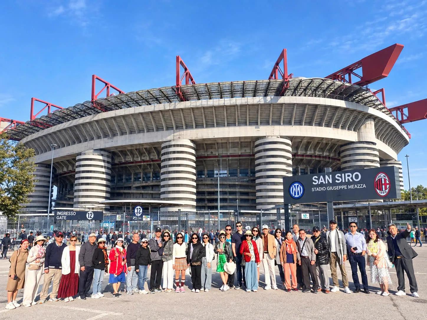 Đoàn khách tại sân vận động San Siro Milan - Tour Châu Âu