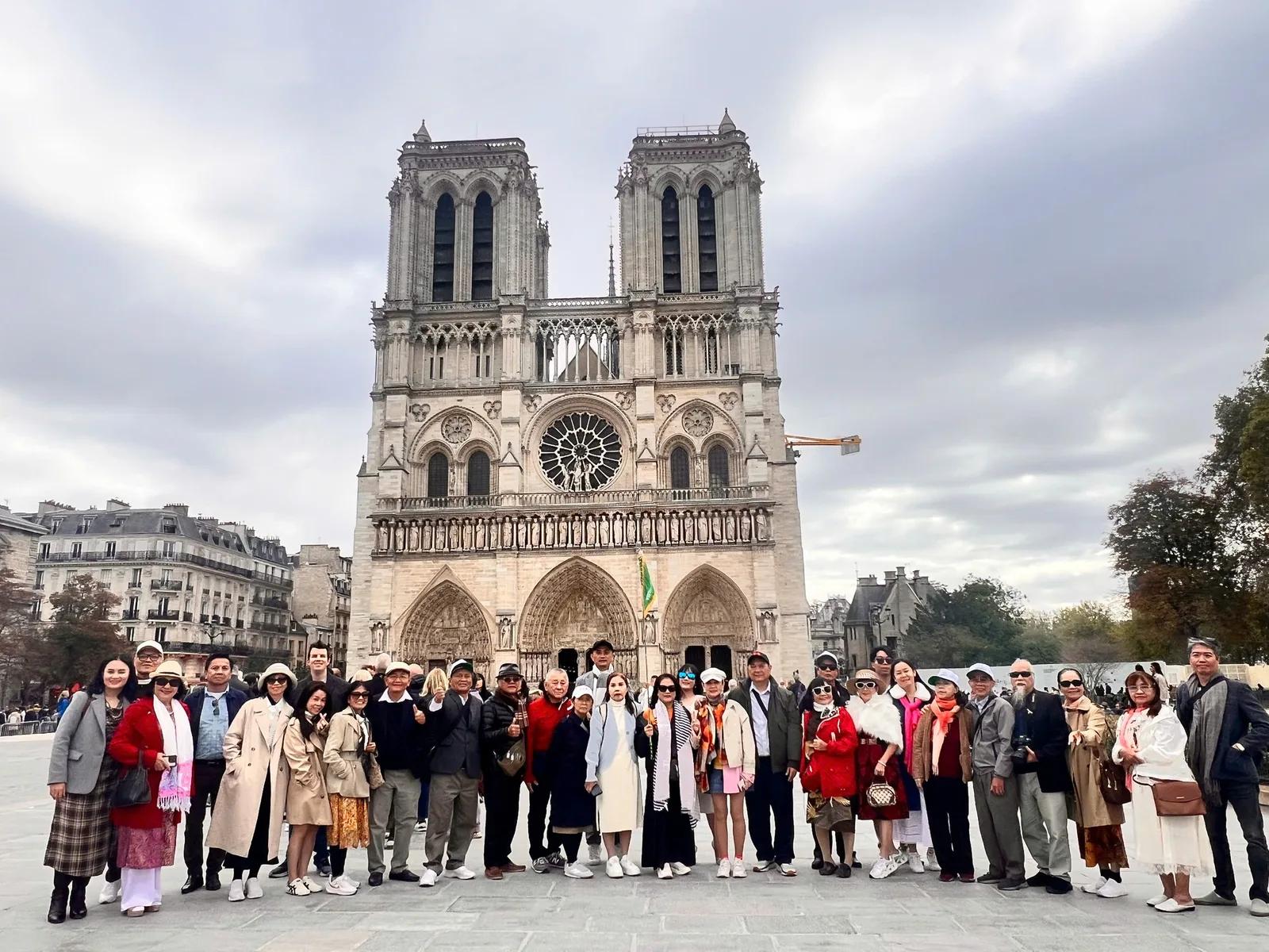 Đoàn khách trước Nhà thờ Đức Bà Paris - Tour Châu Âu