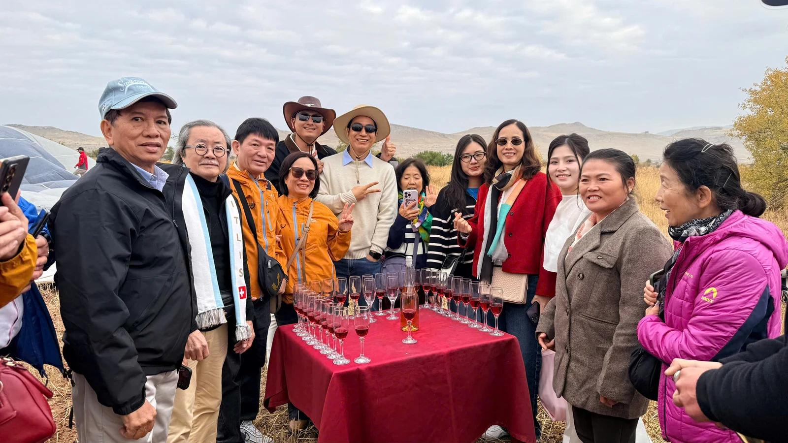 Đoàn khách mừng chuyến bay khinh khí cầu - Tour Thổ Nhĩ Kỳ Konya Cappadocia