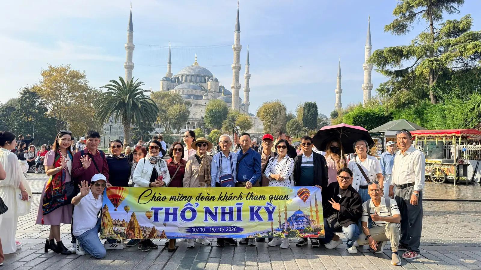 Đoàn khách trước Thánh đường Xanh - Tour Thổ Nhĩ Kỳ Konya Cappadocia