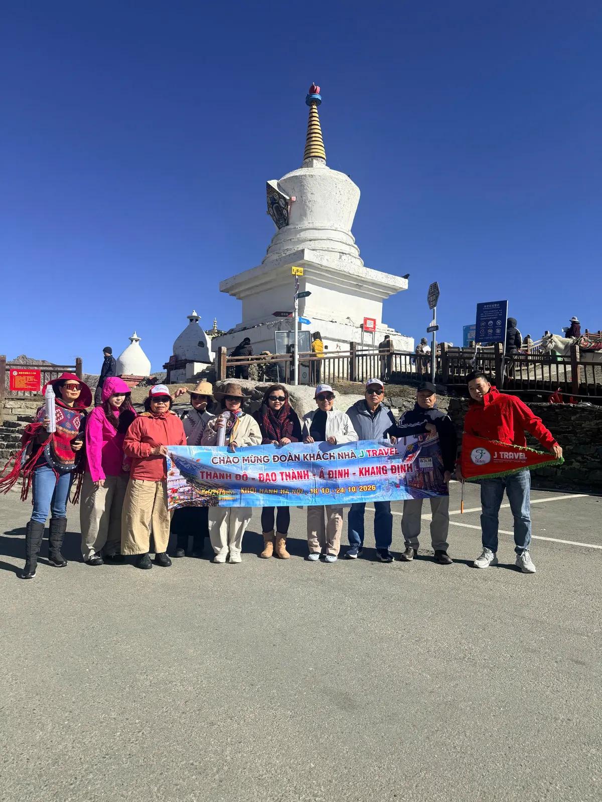 Đoàn khách bên bạch tháp đèo Chiết Đa - Tour Đạo Thành Á Đinh