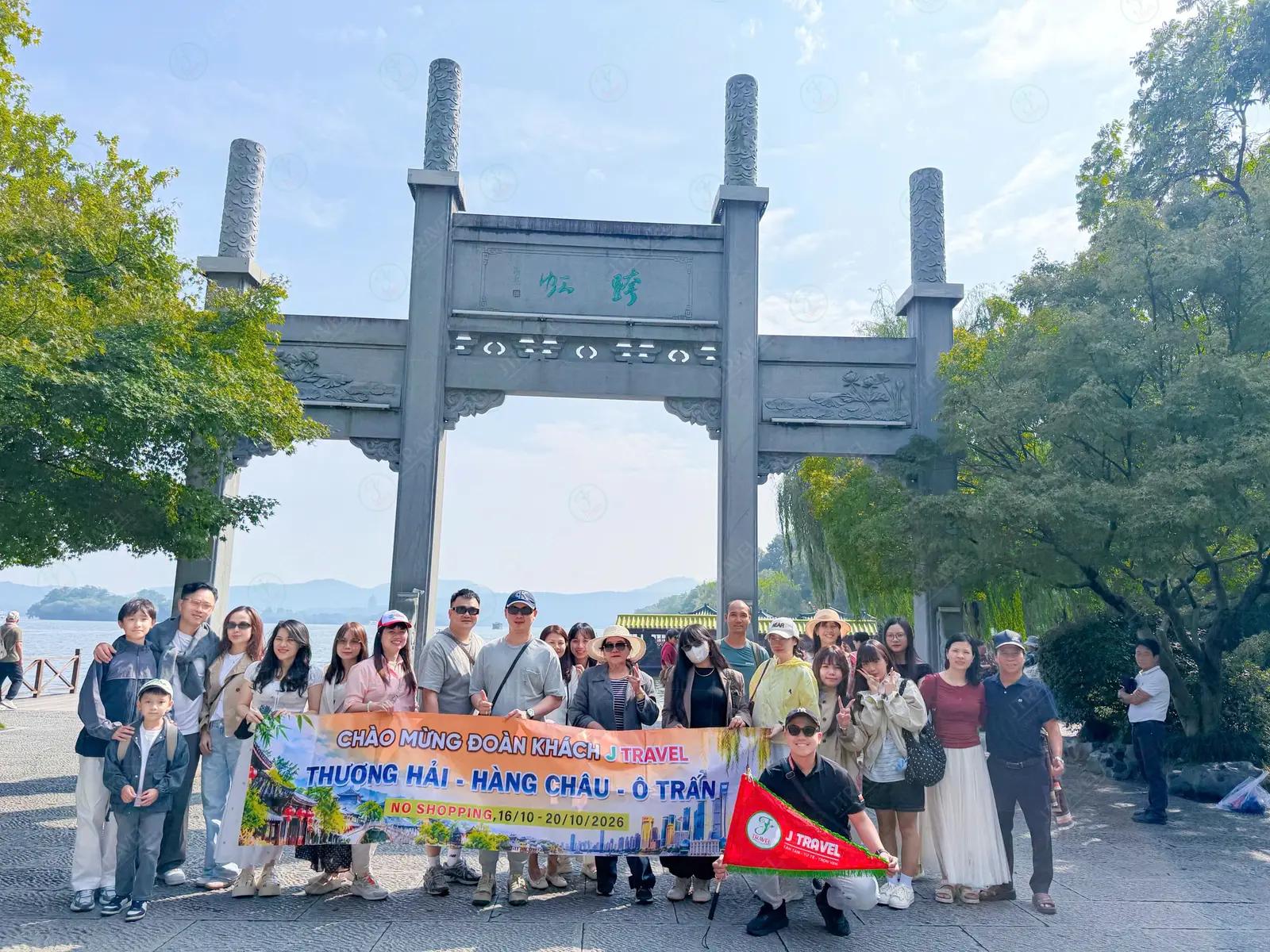 Đoàn khách check-in cổng Khóa Hồng đê Tô Tây Hồ - Tour Mono Thượng Hải