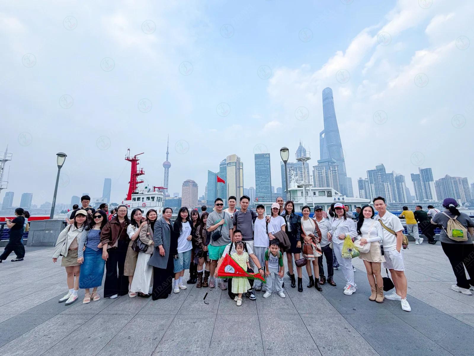 Đoàn khách check-in bến Thượng Hải ngắm Lục Gia Chủy - Tour Mono Thượng Hải