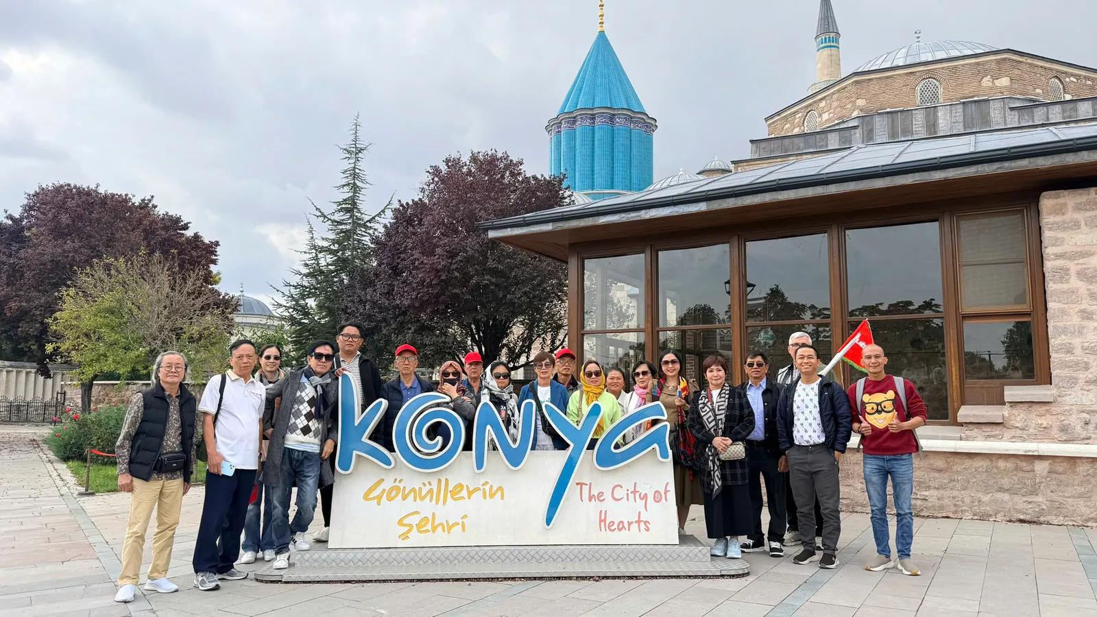 Đoàn khách tại bảo tàng Mevlana - Tour Thổ Nhĩ Kỳ Konya Cappadocia
